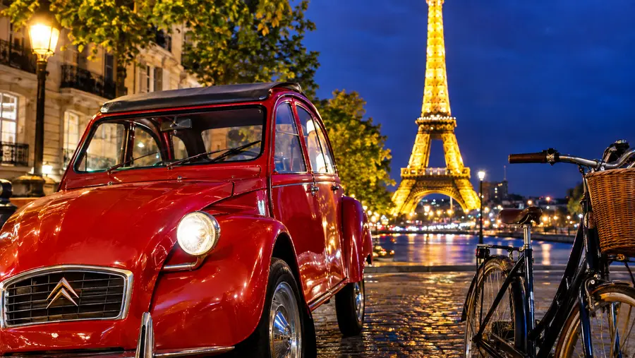 Visites nocturnes uniques à Paris : 2CV, privées et à vélo