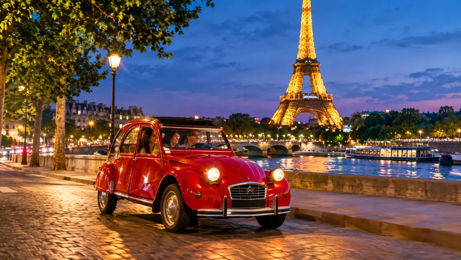 Visites nocturnes uniques à Paris : 2CV, privées et à vélo